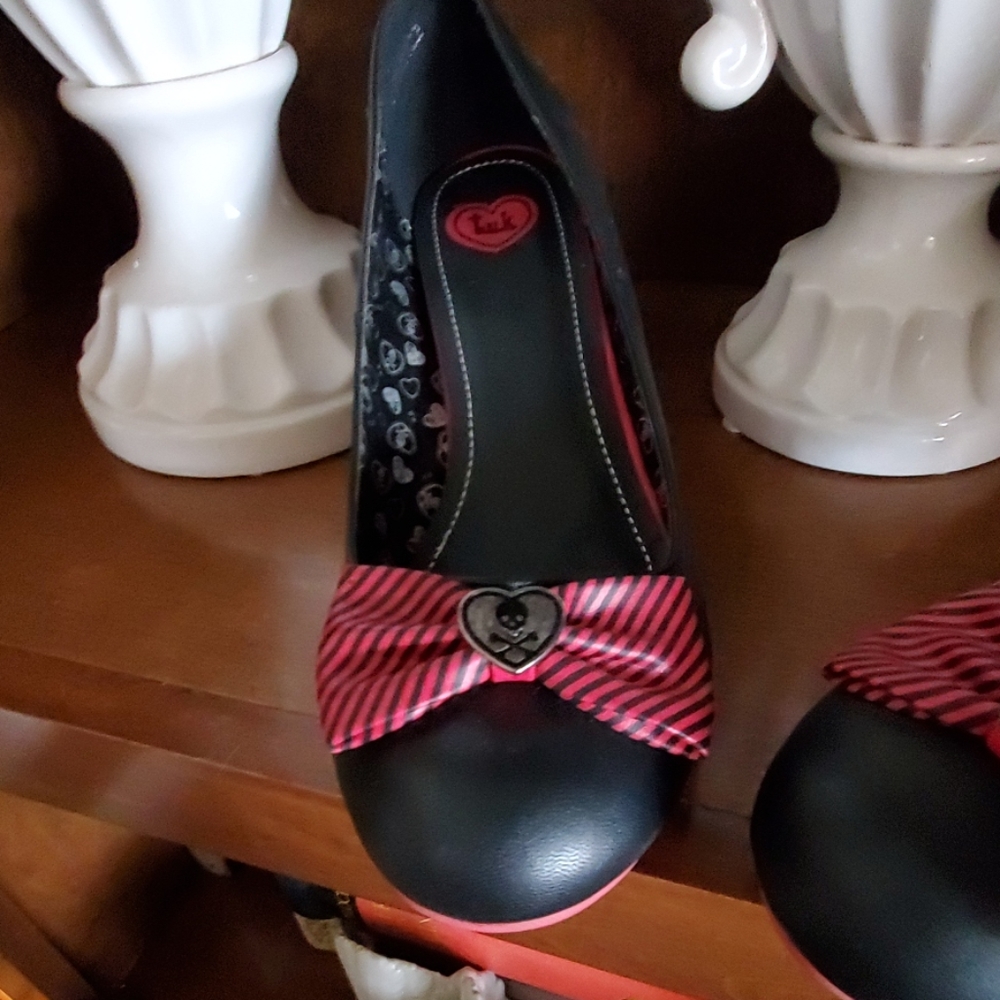 Shoes - Picture 2 of 4